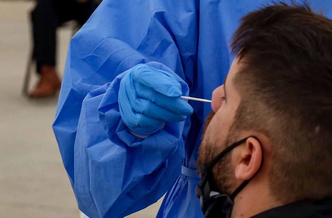 Una sanitaria realiza un test de antígenos para la detección del COVID-19 