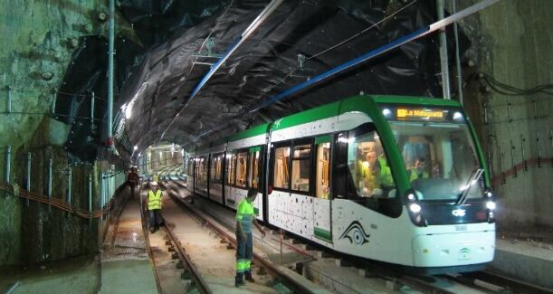 Unidad del metro en el interior de los túneles