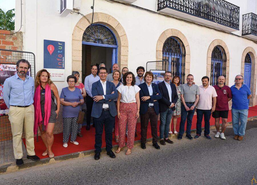 Autoridades posan ante la nueva Oficina de Turismo de Calzada de Calatrava