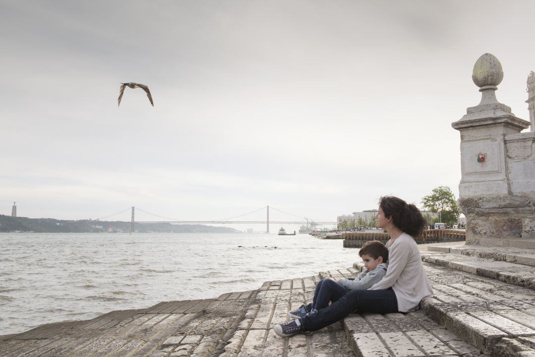 Madre con su hijo en Lisboa 