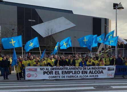 Manifestantes a la entrada del acto de precampaña