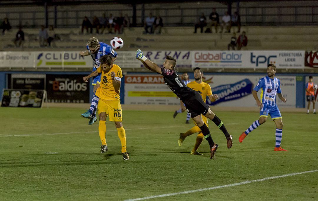 Abad, autor del gol blanquiazul, dispuso de más ocasiones, como este remate, para haber perforado la meta de Benji.