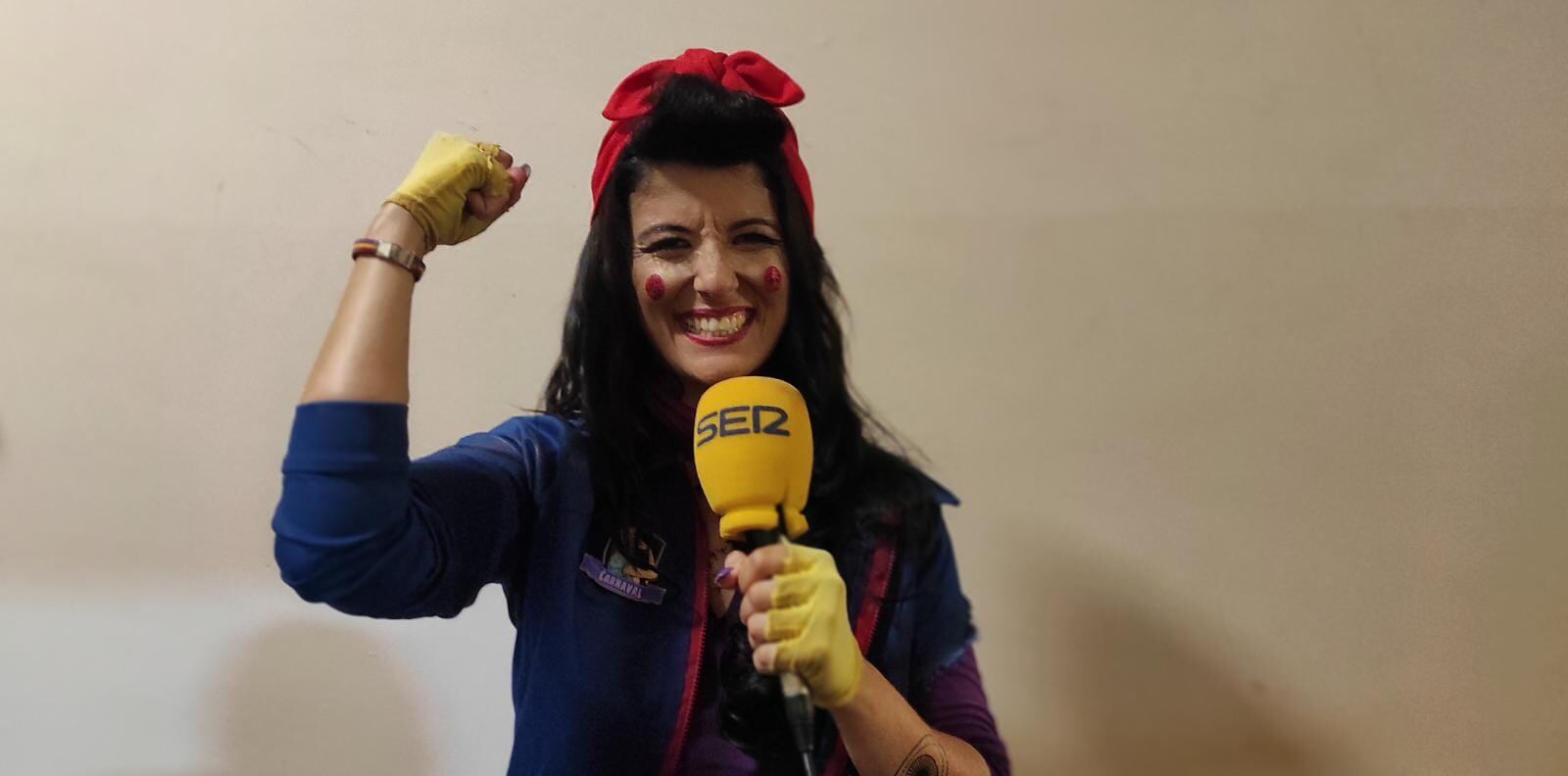 Marta Ortiz con el micrófono de Radio Cádiz tras su actuación de preliminares