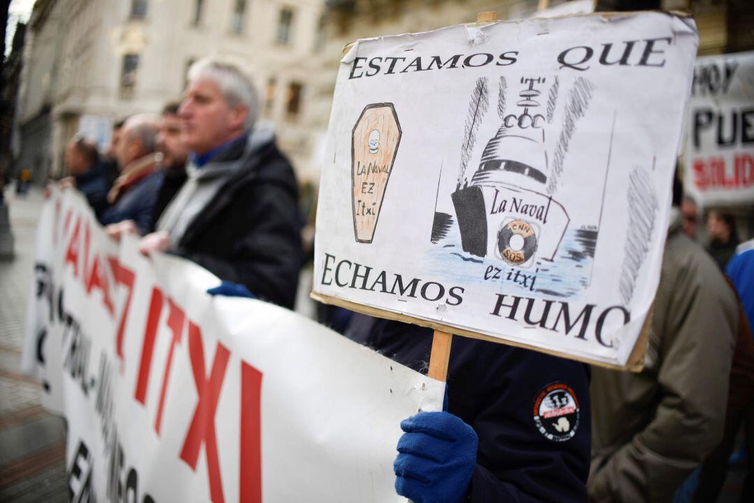 Los trabajadores del astillero de La Naval de Sestao (Bizkaia), en proceso de liquidación y con un ERE de extinción para toda su plantilla, han retomado hoy las movilizaciones con una concentración frente a la Diputación Foral de Bizkaia en Bilbao.