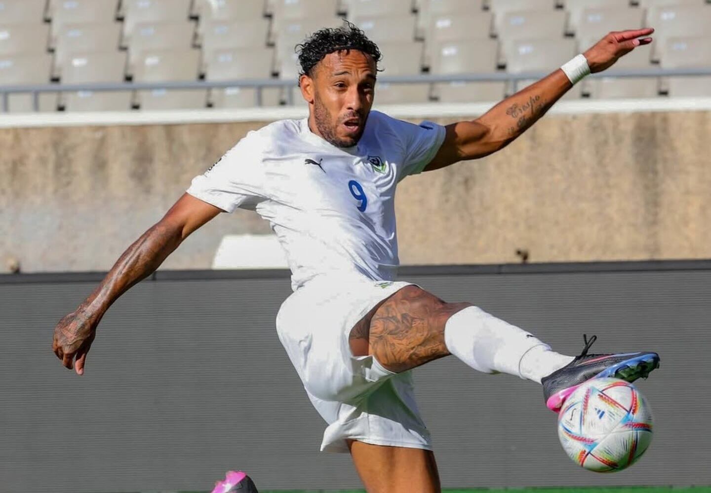 Aubameyang marcando un gol a Gambia (3-4)