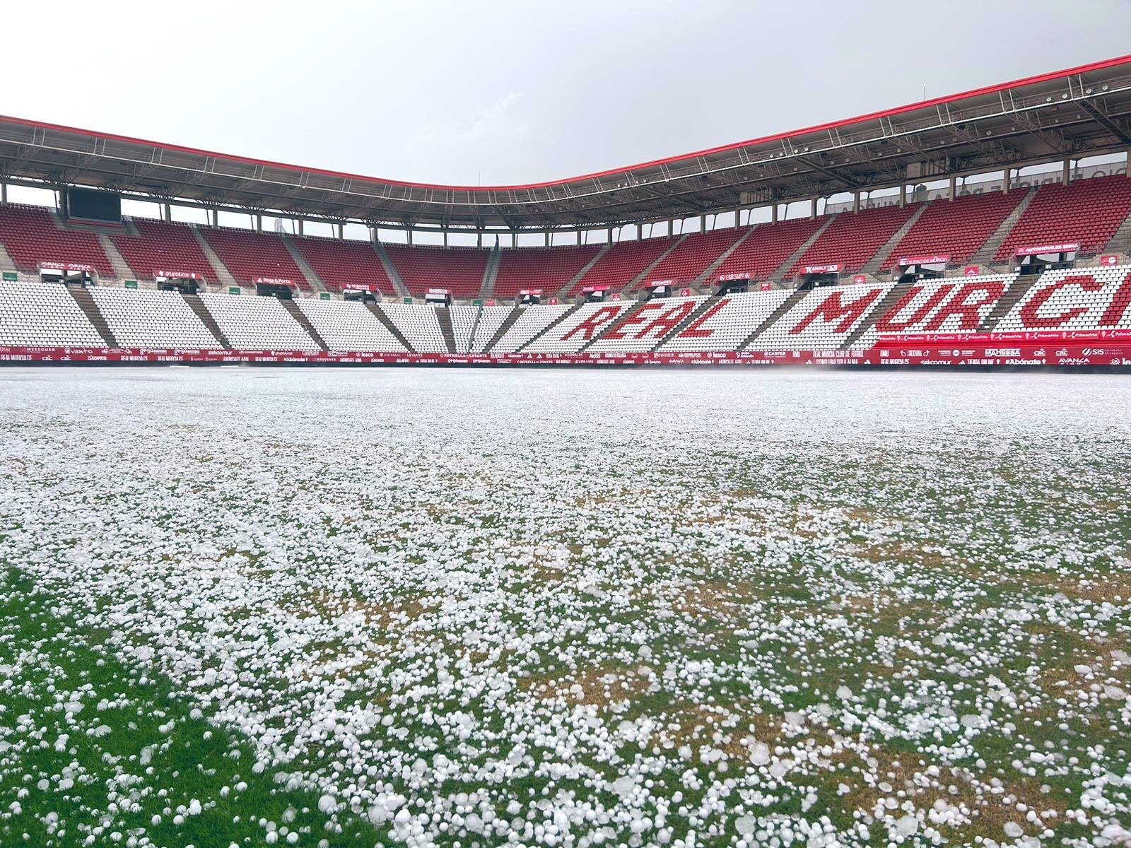 El estadio Enrique Roca este martes tras la granizada en la ciudad de Murcia