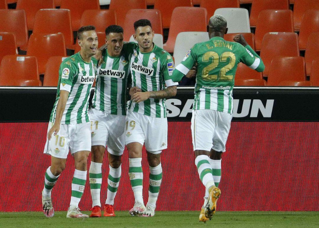 El centrocampista del Real Betis Cristian Tello celebra su gol, segundo del equipo andaluz ante el Valencia CF, durante el partido correspondiente a la jornada 5ª de LaLiga jugado este sábado en el estadio de Mestalla. EFE Manuel Bruque