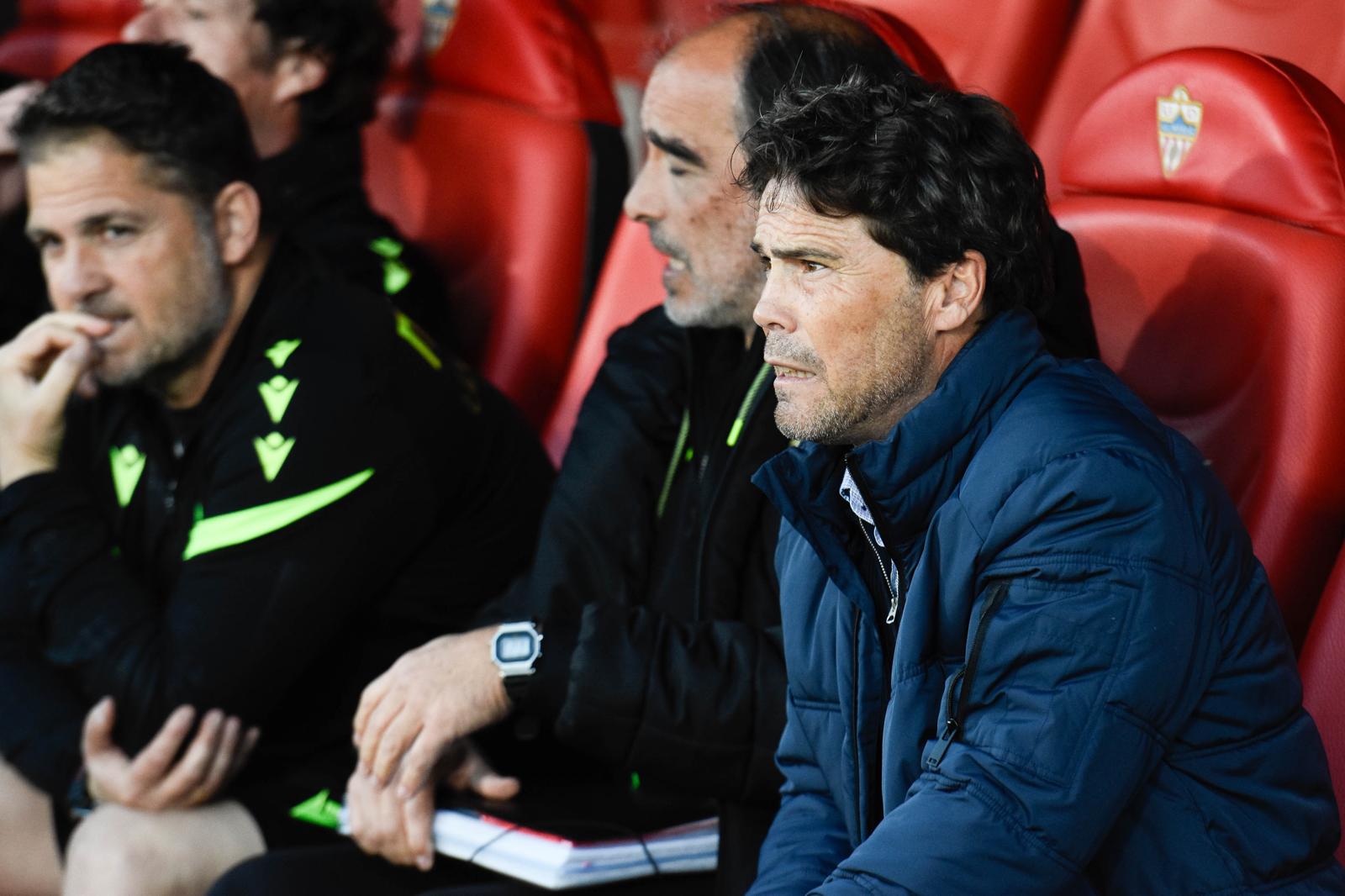 Rubi en el banquillo del Estadio de los Juegos Mediterráneos.