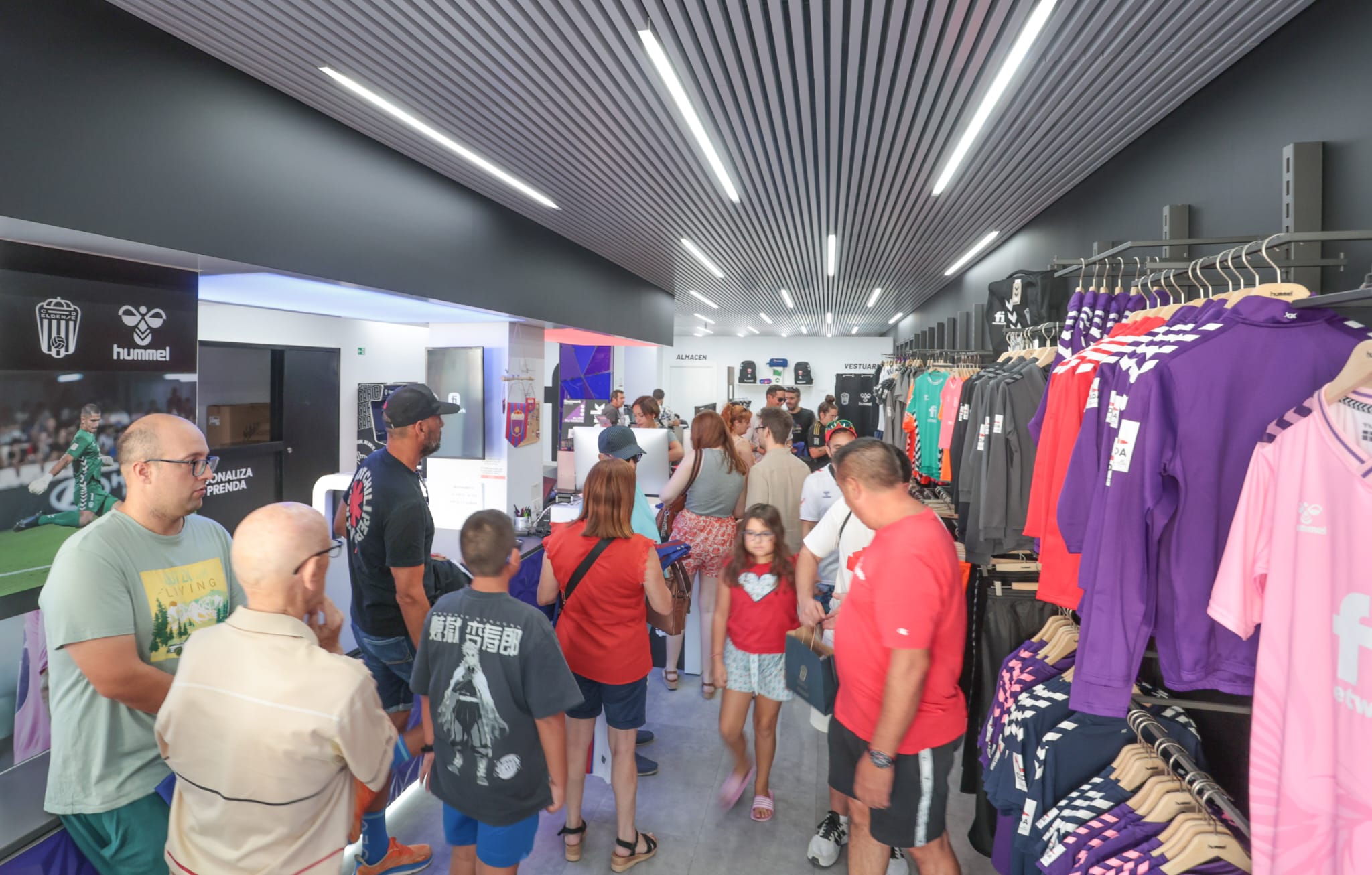 Colas en la tienda oficial del Eldense