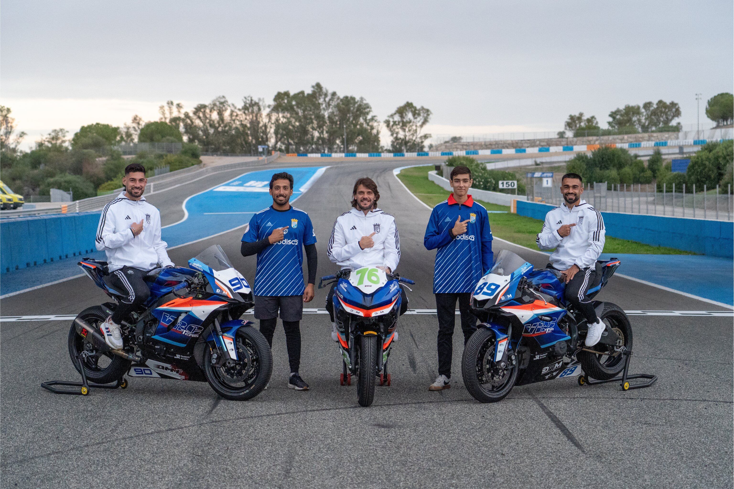 Santos, Migue García y Joselito, en el Circuito de Jerez, con dos miembros del equipo VRC Team.