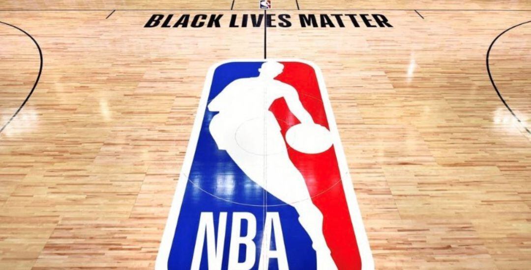 El logo de la NBA con el lema &quot;Black Lives Matter&quot; en la pista de Orlando