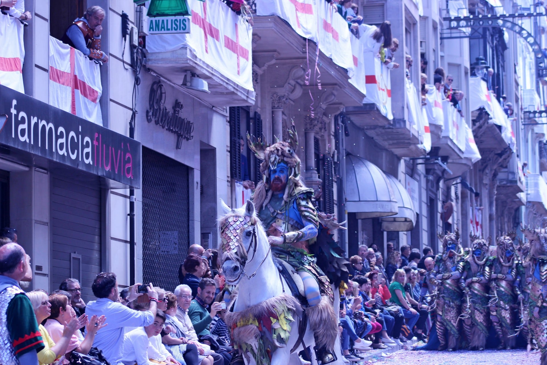 El público viendo la Entrada Cristiana de 2019.