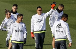 GRA047. MADRID, 04/12/2015.- El portero del Real Madrid, el costarricense Keylor Navas (c), junto a varios compañeros durante el entrenamiento realizado esta mañana en la Ciudad Deportiva de Valdebebas para preparar el próximo partido de Liga que el conjunto blanco disputa ante el Getafe mañana en el estadio Santiago Bernabéu. EFE/Chema Moya