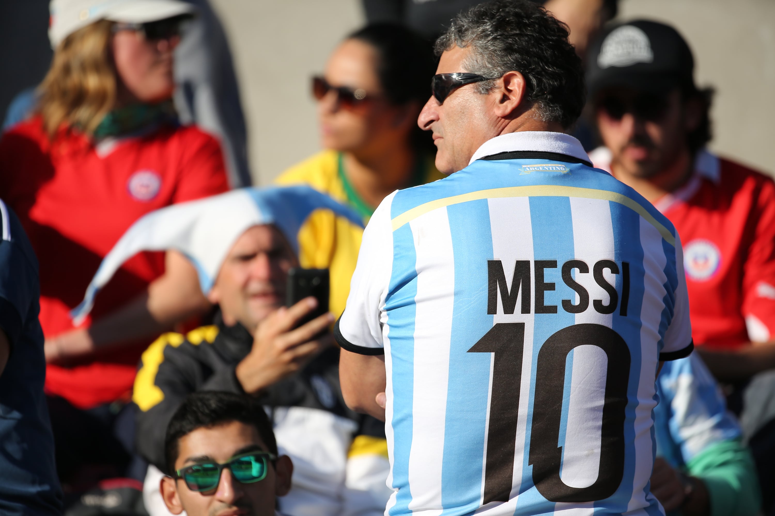 Un fan de Argentina viste la camiseta de Leo Messi en un partido frente a Paraguay