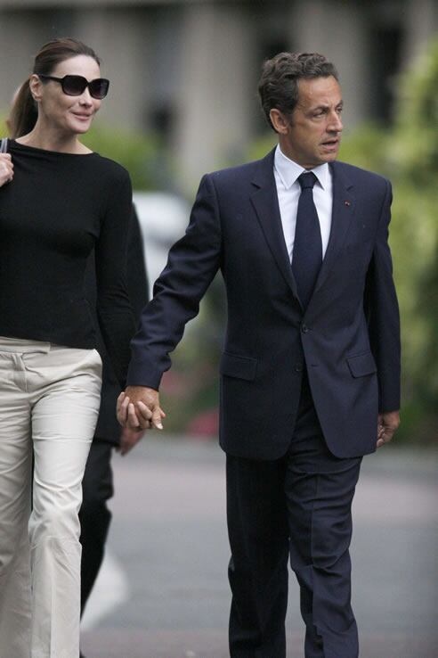 Sarkozy y su esposa salen juntos del hospital