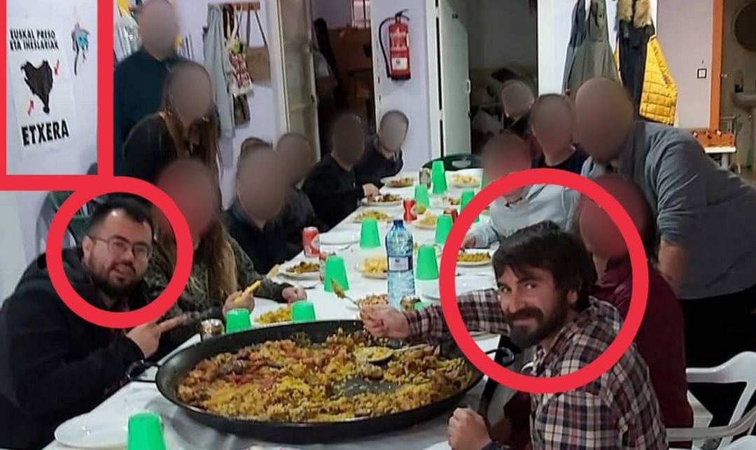 Nahuel González en una comida con un cartel de apoyo a los presos de ETA 