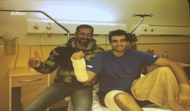 El doctor Pedro Cavadas junto al soldado con la mano reimplantada