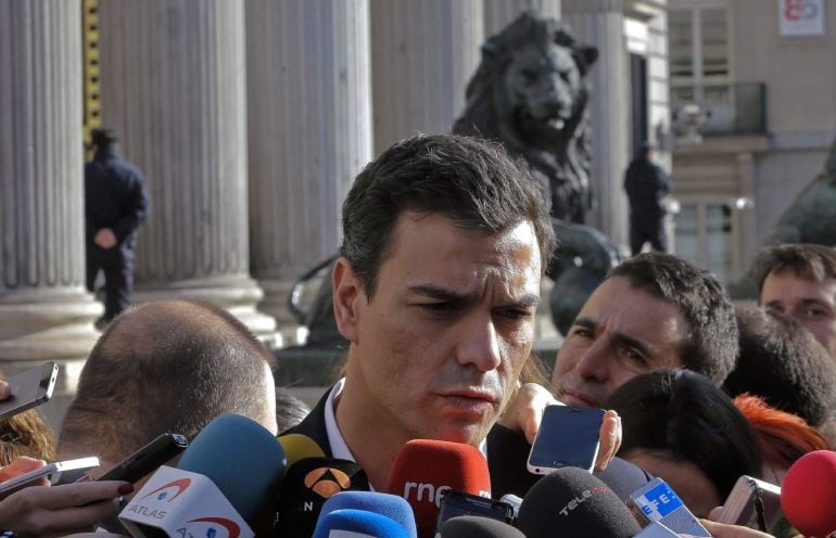 GRA056. MADRID, 04/12/2014.- El secretario general del PSOE, Pedro Sánchez, tras registrar en el Congreso de los Diputados la petición para que se ponga en marcha una subcomisión que analice la reforma de la Constitución, ha declarado a los medios de comu