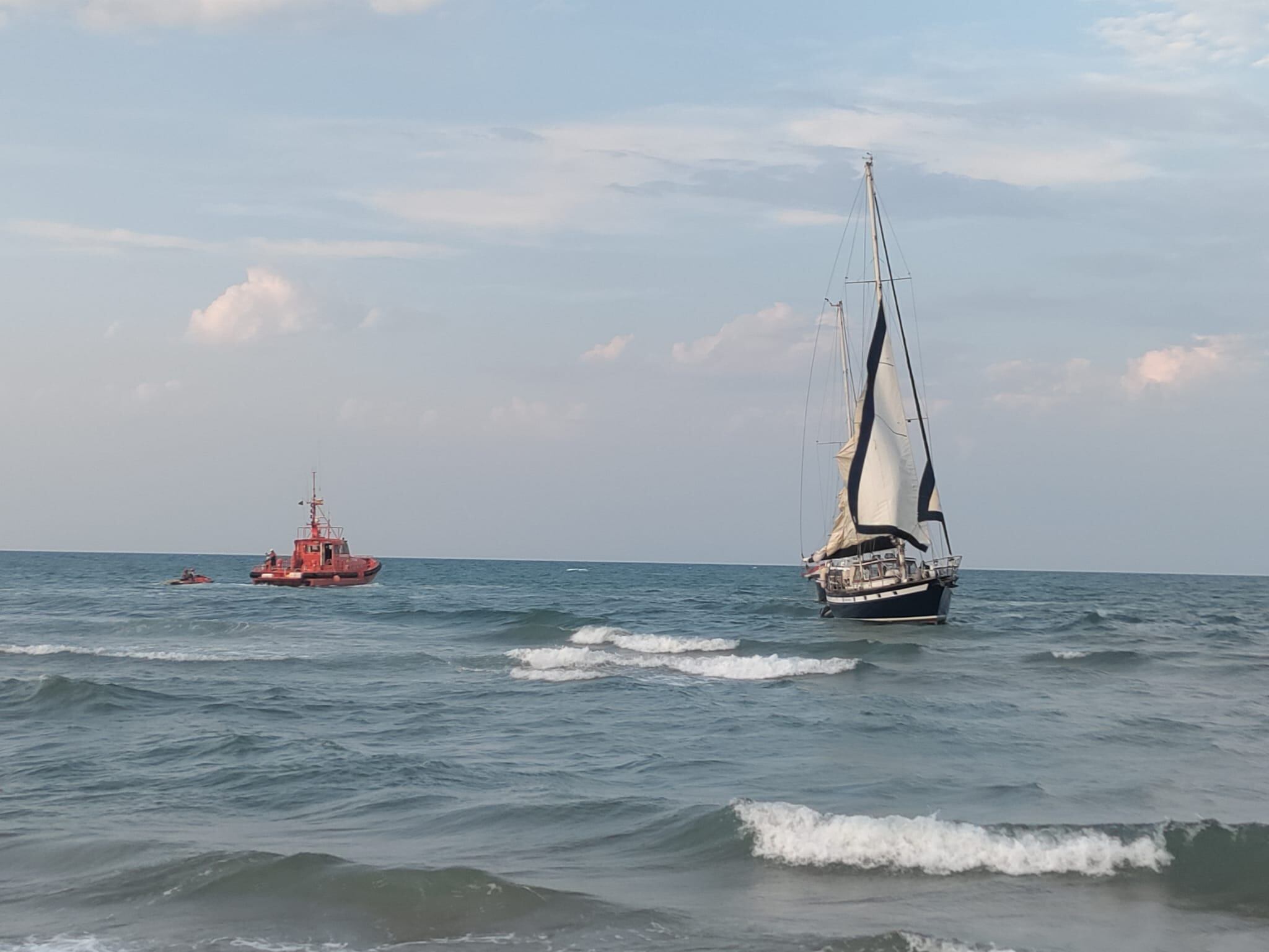 Salvamento marítimo durante las maniobras de rescate de este velero.