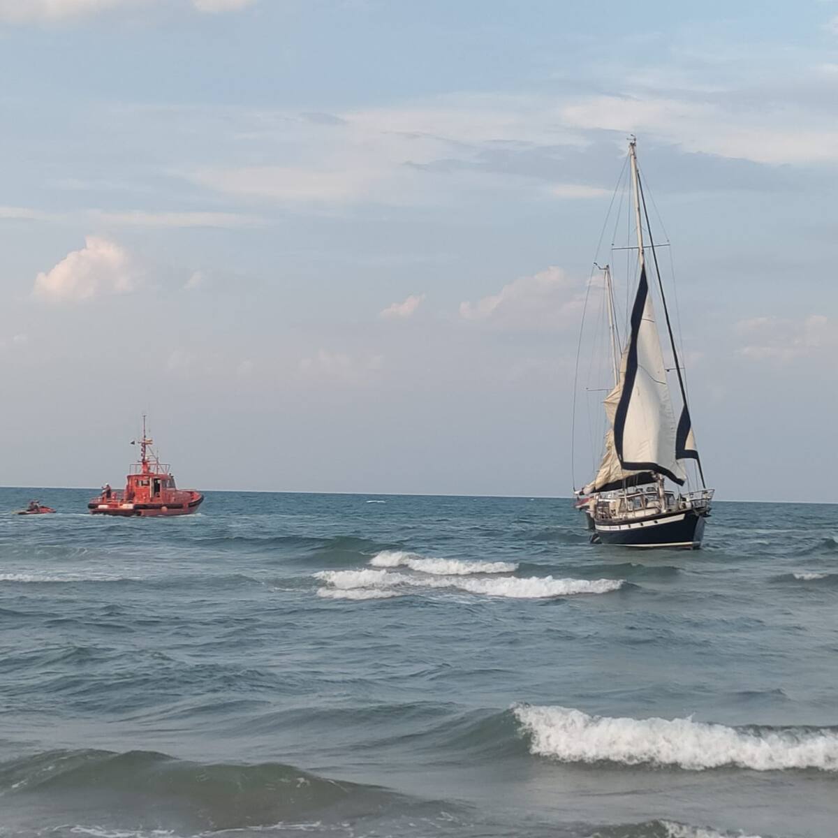 Salvamento Marítimo sigue con la búsqueda del velero perdido entre Gandía y Guardamar del Segura por mar y aire