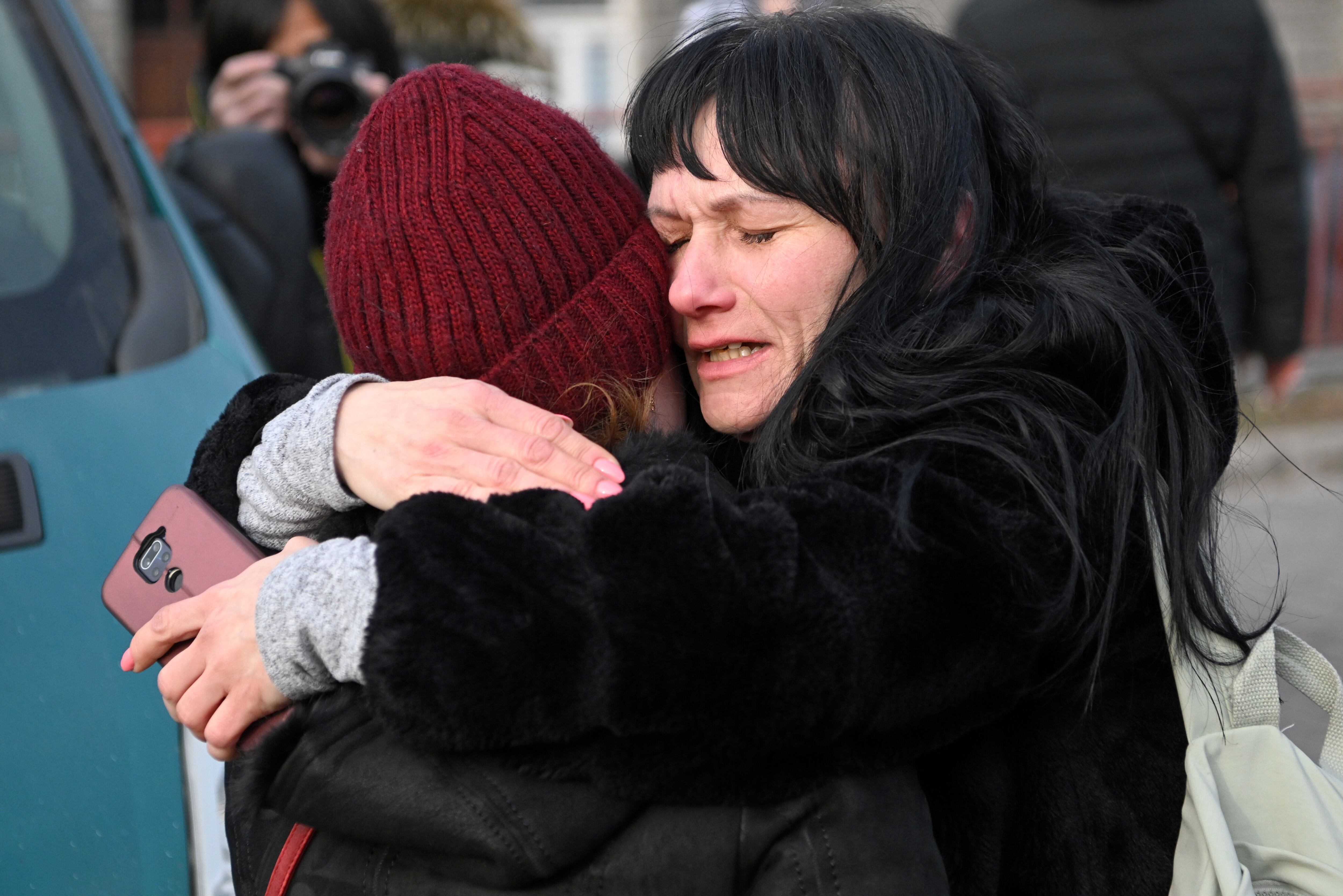 Przemys (Poland), 01/03/2022.- Ukrainian refugees at the train station in Przemysl, Poland, 01 March 2022. Hundreds of thousands of people have fled from Ukraine into neighboring countries since Russia began its military operation on 24 February. (Polonia, Rusia, Ucrania, Estados Unidos) EFE/EPA/Darek Delmanowicz POLAND OUT