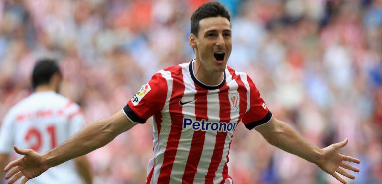 GRA037. BILBAO, 02/11/2014.- El delantero del Athletic de Bilbao, Aritz Aduriz, celebra el primer gol de su equipo ante el Sevilla FC en partido correspondiente a la décima jornada de liga de Primera División disputado en el campo de San Mamés. EFE/Luis Tejido