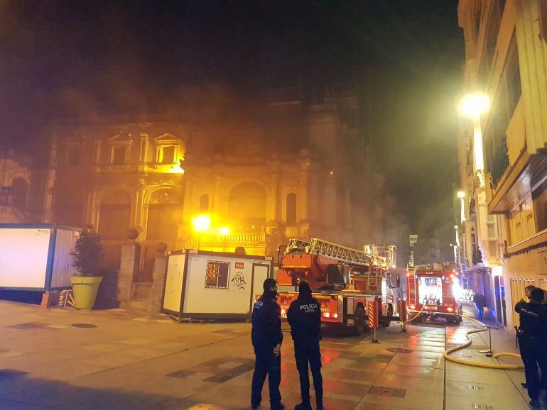 Momento en el que se trabajaba para extinguir el incendio.