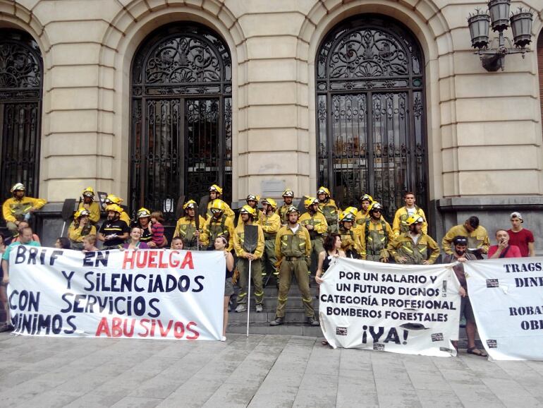 Concentración de la BRIF de Daroca en Plaza de España de Zaragoza