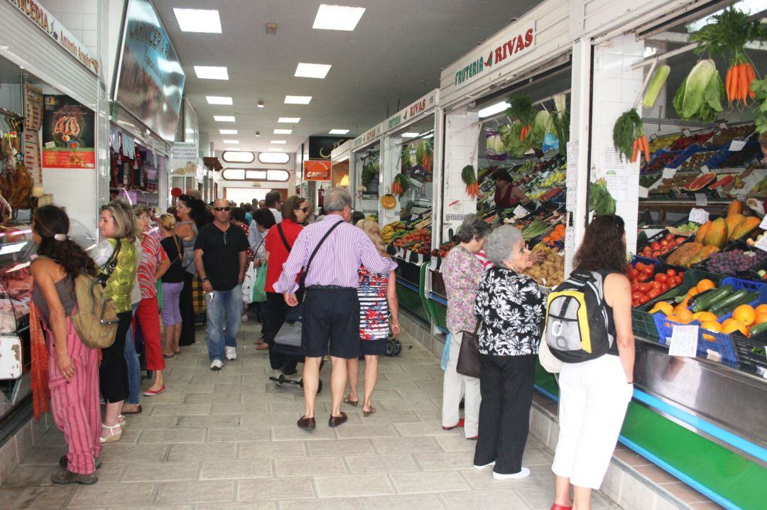 Ambiente en el mercado municipal de Almuñécar