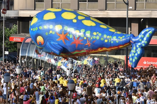 &#039;Desfile de la ballena&#039; en Gran Vía Bilbao