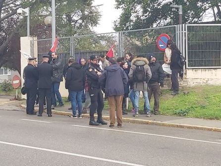 Compañeros de la mujer detenida se presentaron a las puertas de la comisaría para pedir explicaciones a los agentes por esta medida