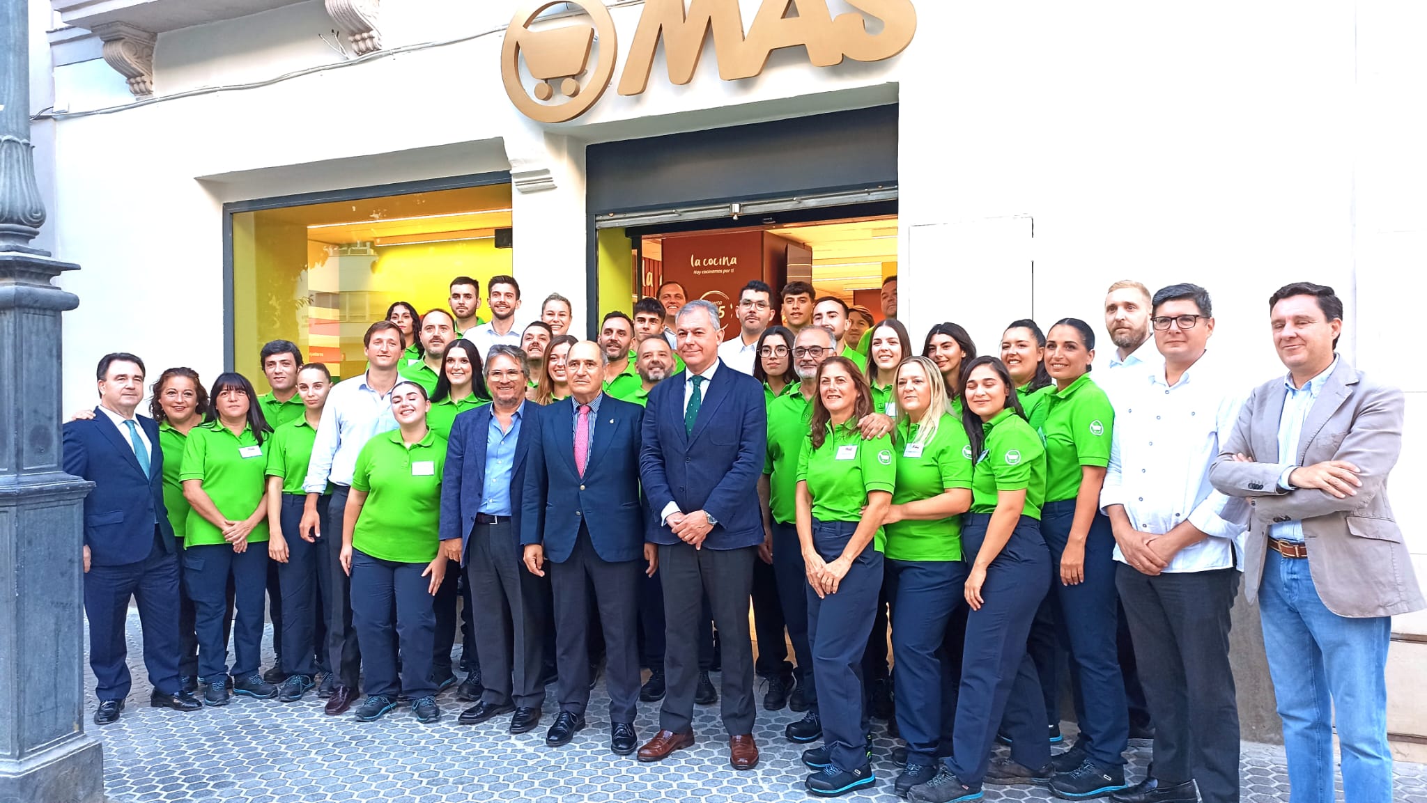 José Luis Sanz Ruíz, Alcalde de Sevilla, inaugura hoy el renovado Supermercado MAS de la Calle San Pablo 20, tras una renovación total de sus instalaciones y una ampliación de espacio con más 1.200m2 totales. Esta apertura generará 31 empleos directos en la ciudad.