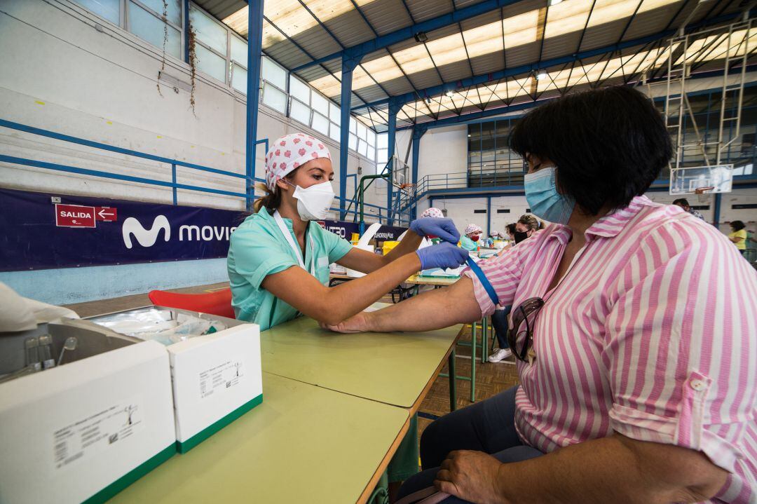 Una mujer se realiza un test de coronavirus