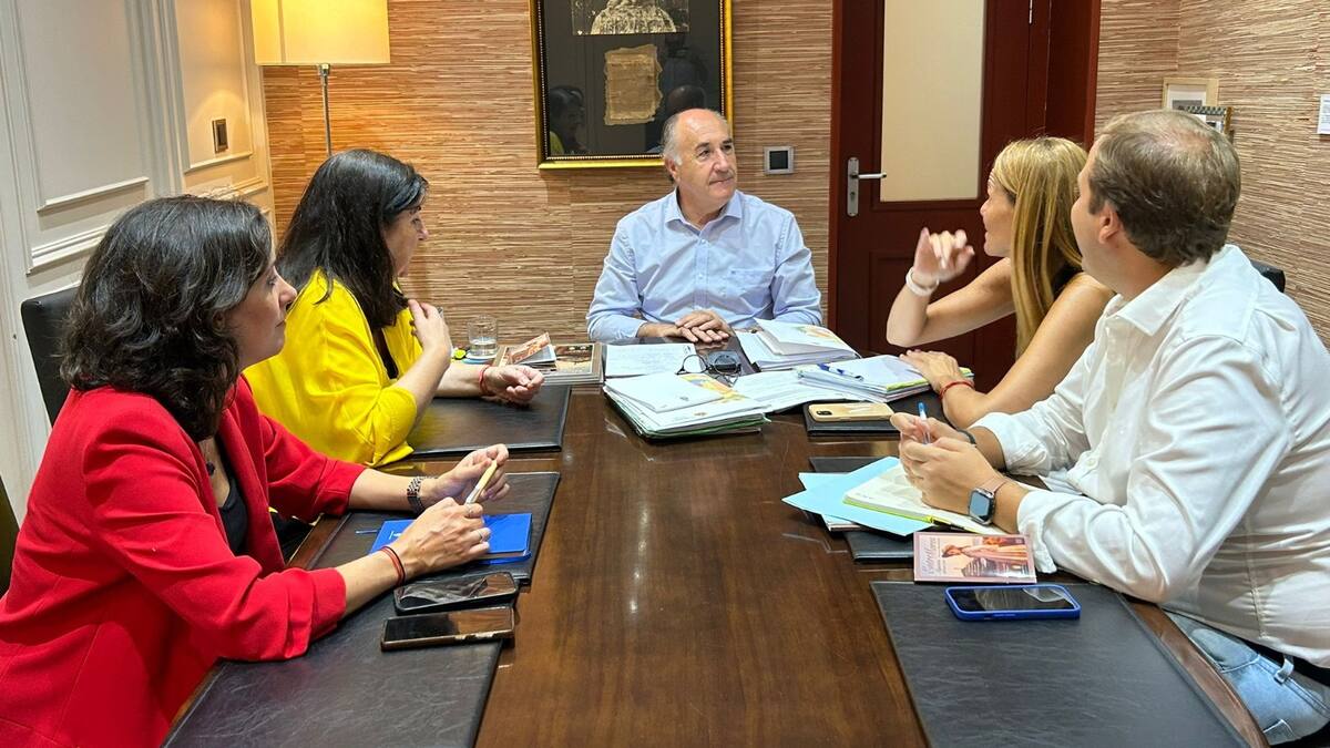 Landaluce anuncia actuaciones en la UNED