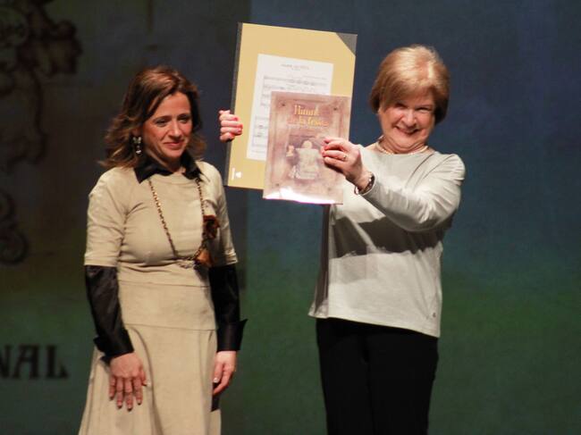 La madre de la directora del Himno, Blanca Carbonell, recibió de su parte un reconocimiento