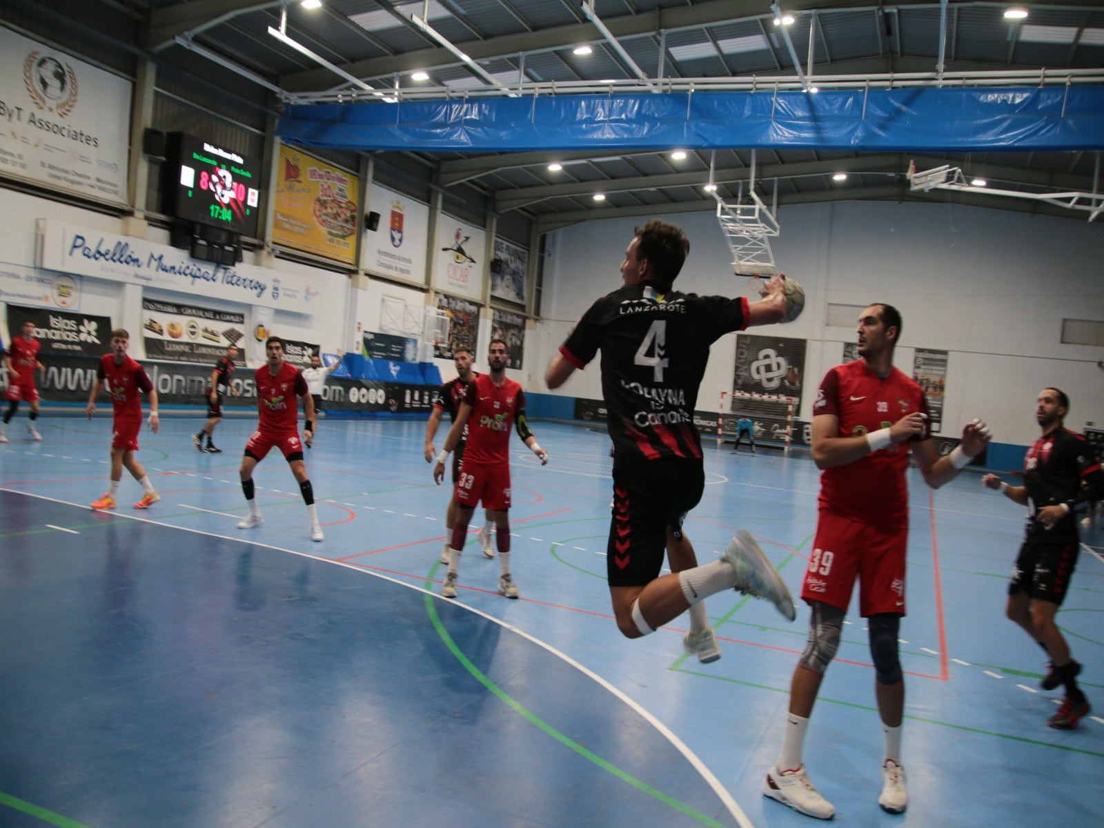 Un lanzamiento del Balonmano Lanzarote Ciudad de Arrecife.