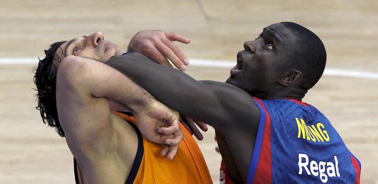 El pívot senegalés del Regal Barcelona, Boniface Ndong (i), bloquea al pívot del Fuenlabrada, Salvador Guardia