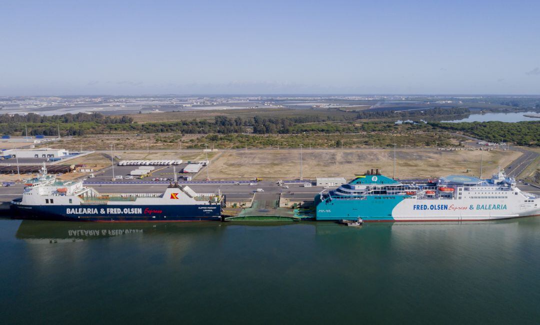 Ferris de Baleária y Fred Olsen en el Muelle Sur