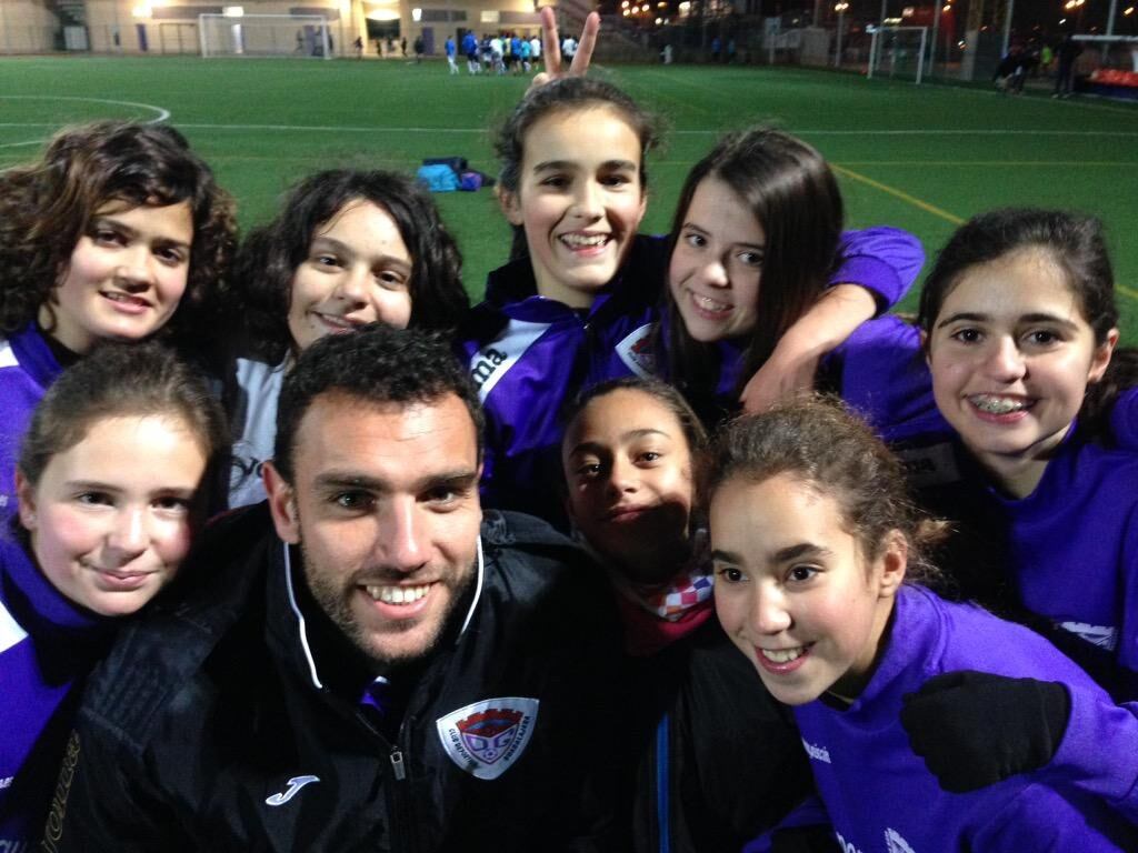 Gonzalo Verdú con las jugadoras del equipo femenino en la temporada 2014-2015