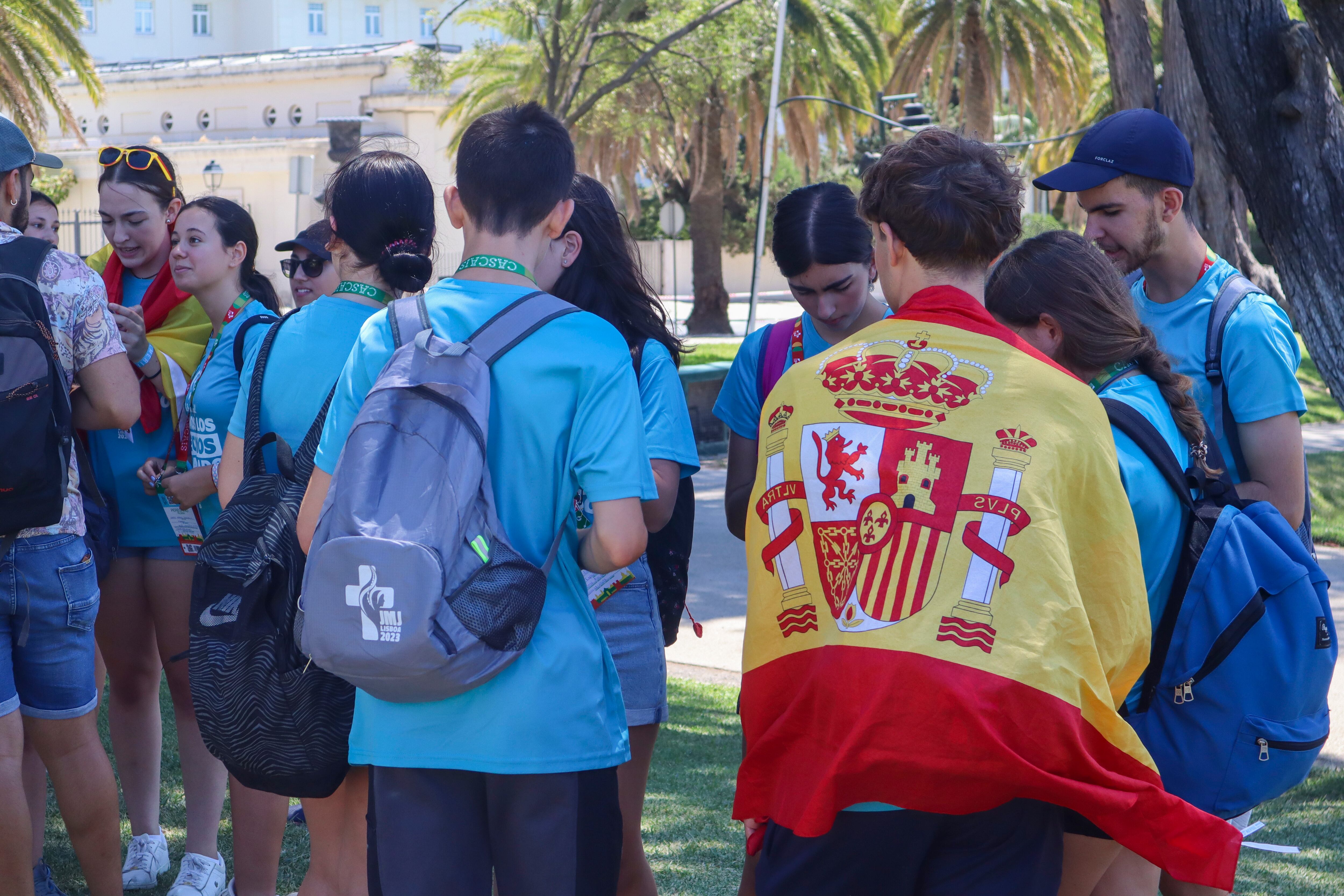 Jóvenes españoles a su llegada a Estoril, Portugal, para participar en la Jornada Mundial de la Juventud (JMJ)