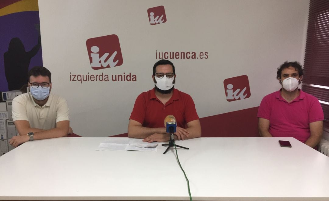 Martínez (centro) entre Medianero y el coordinador de IU en Cuenca, Pablo García