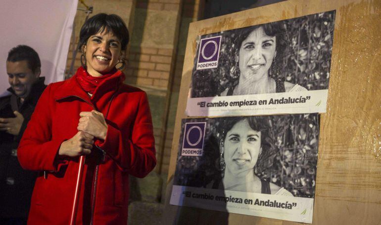 La candidata a la Presidencia de la Junta por Podemos, Teresa Rodríguez, durante el acto de inicio de la campaña electoral andaluza celebrado esta noche en la plaza Fragela, en Cádiz. EFE/Víctor López