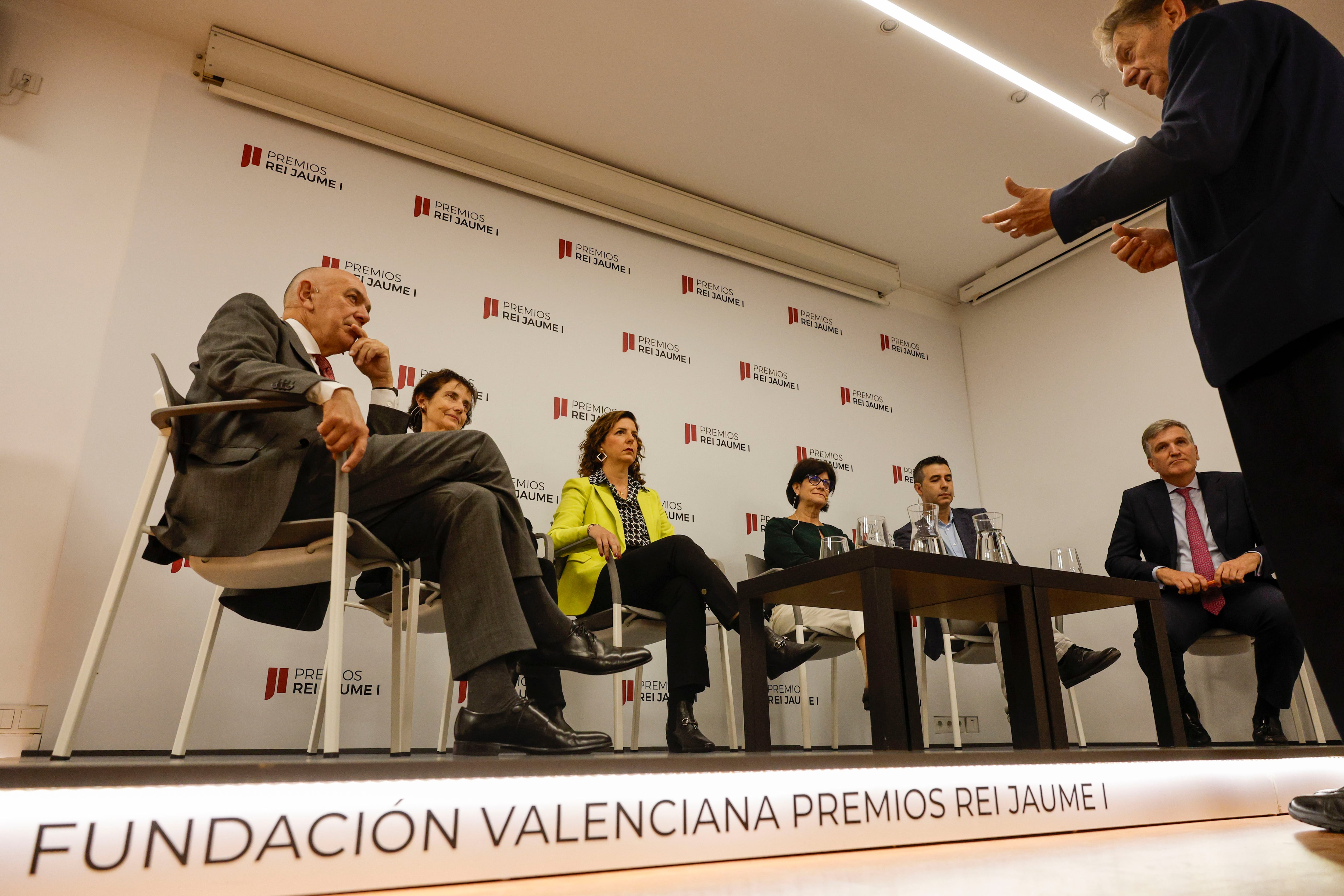 Los galardonados con los Premios Rei Jaume I de 2023 en Investigación Básica, Antonio M. Echavarren (i) ; Economía, Olympia Bover (izq); Investigación Médica, Guillermina López-Bendito (2º izq) Protección del Medio Ambiente, Carlota Escutia (dcha) ; Nuevas Tecnologías, Daniel Maspoch (2º dcha) ; y Emprendedor, Alfonso Jiménez Rodríguez-Vila (2ºdcha) ; y Javier Quesada, presidente ejecutivo de la Fundación (dcha) que recibirán su distinción en València el 28 de noviembre de manos del rey Felipe VI, durante la foto de familia momentos antes de pofrecer una rueda de prensa, hoy en Valencia