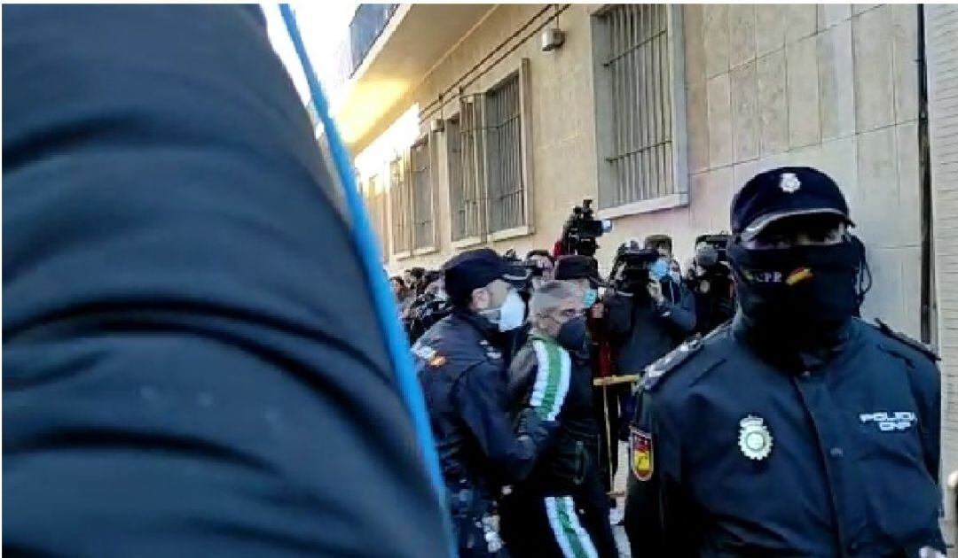 El acusado entrando en los juzgados