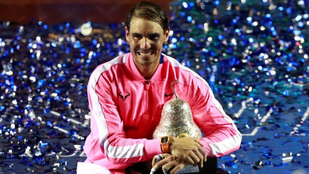 Rafa Nadal con el trofeo de Acapulco