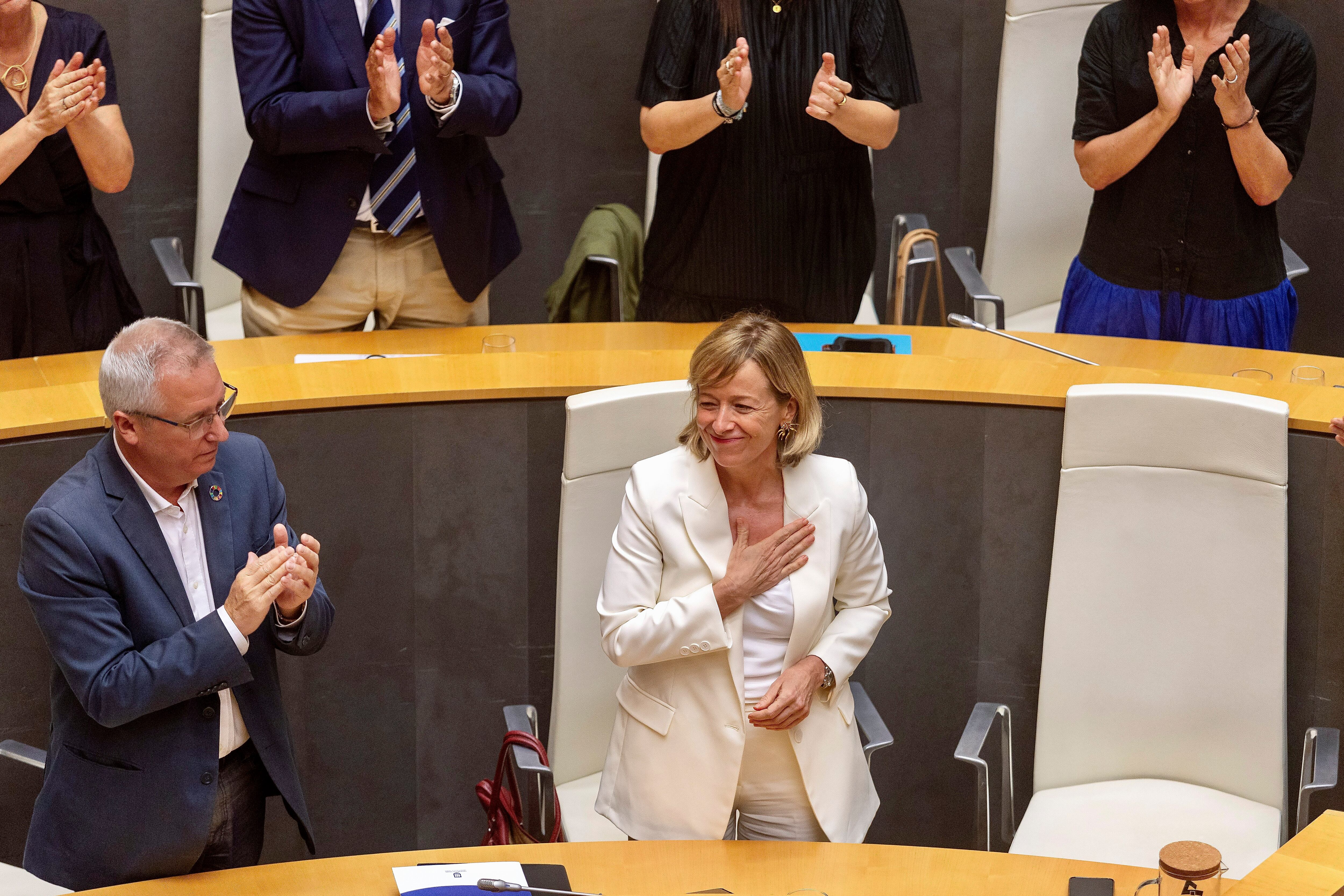 SAN SEBASTIÁN (GIPUZKOA), 29/06/2023.- Eider Mendoza (d), se ha convertido en la primera mujer diputada general de Gipuzkoa al ser elegida este jueves, en segunda vuelta, con los votos del PNV, PSE y el apoyo de uno de los tres representantes del PP, en San Sebastián (Gipuzkoa). Mendoza no ha obtenido la mayoría absoluta en la primera votación celebrada este jueves en el pleno de investidura de Juntas Generales, ya que los tres junteros del PP han votado en blanco por lo que se ha requerido una segunda vuelta en la que ha logrado los 17 apoyos del PNV, los siete del PSE y uno del PP, que ha sido el determinante. EFE/ Javi Colmenero
