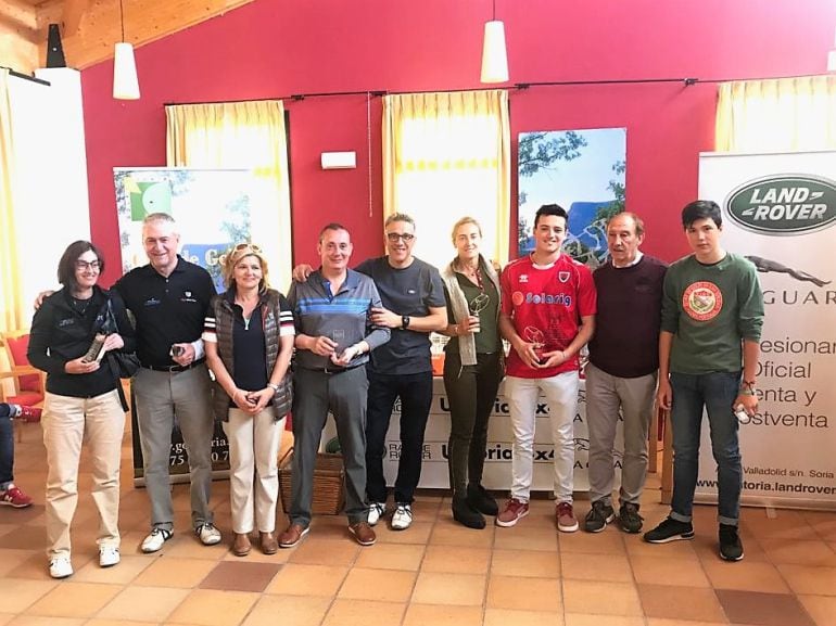 Los ganadores de las diferentes categorías en el IV Torneo Land Rover Untoria 4x4 de golf.