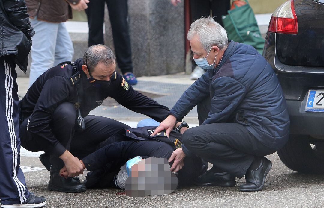 La mujer es atendida tras ser atropellada en Palencia