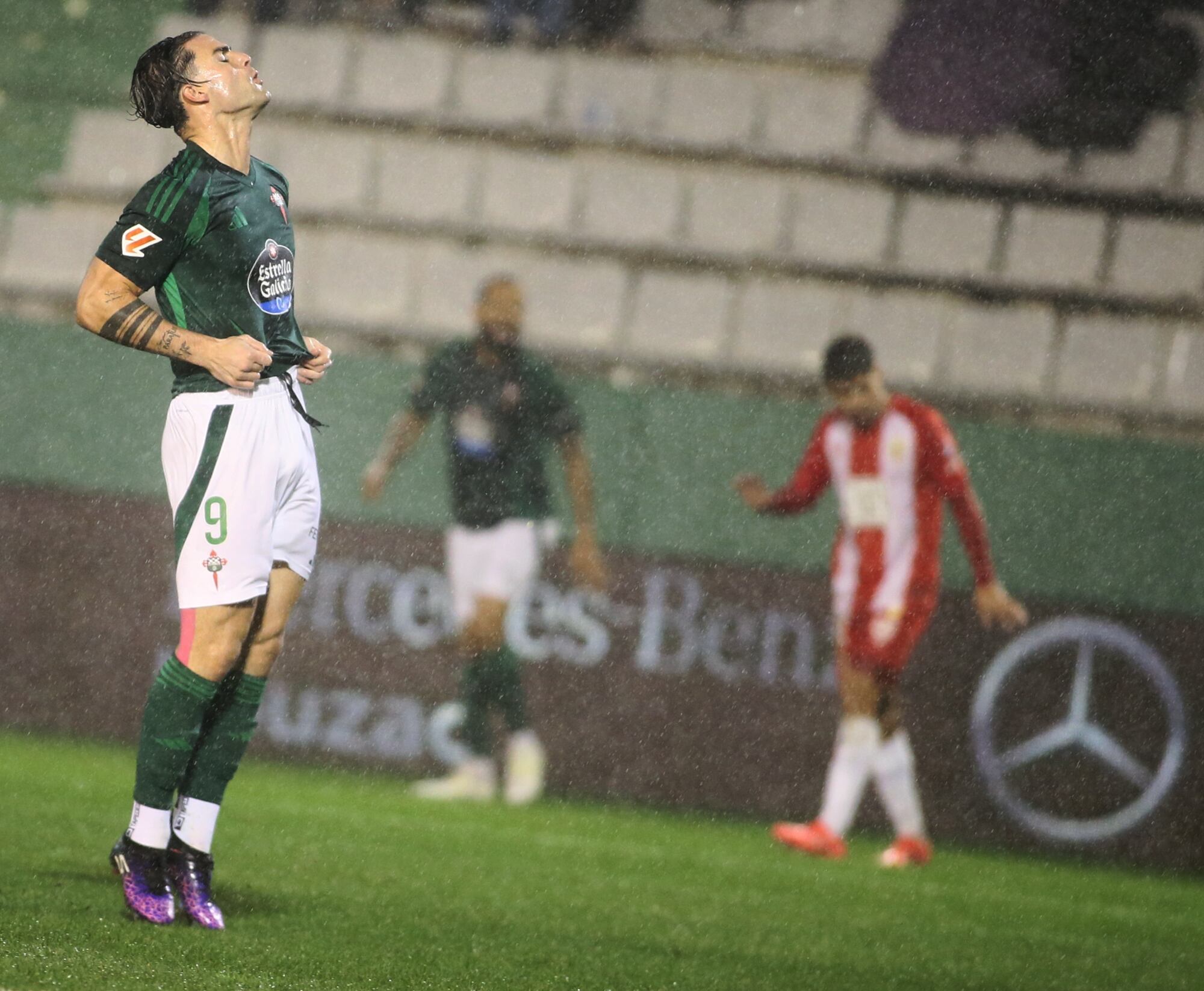 Eneko Jauregi se lamenta tras una jugada del Racing-Almería disputado en A Malata (foto: Mero Barral / Cadena SER)