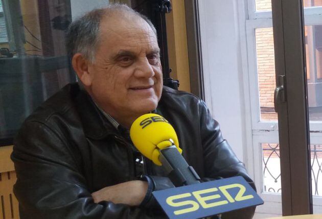 César Oliva en los estudios de Radio Murcia. Foto archivo